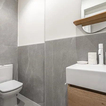 Elegant And Spacious Steps From Plaza Catalunya Apartment